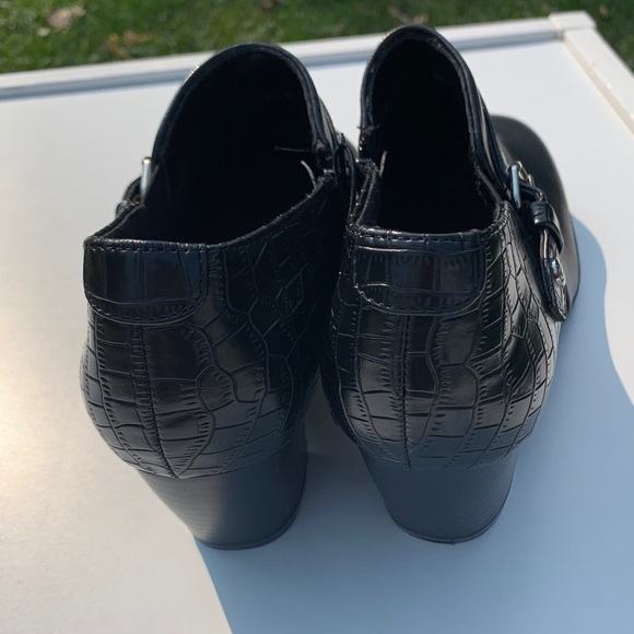 Gloria Vanderbilt Shoes - Picture 5 of 10